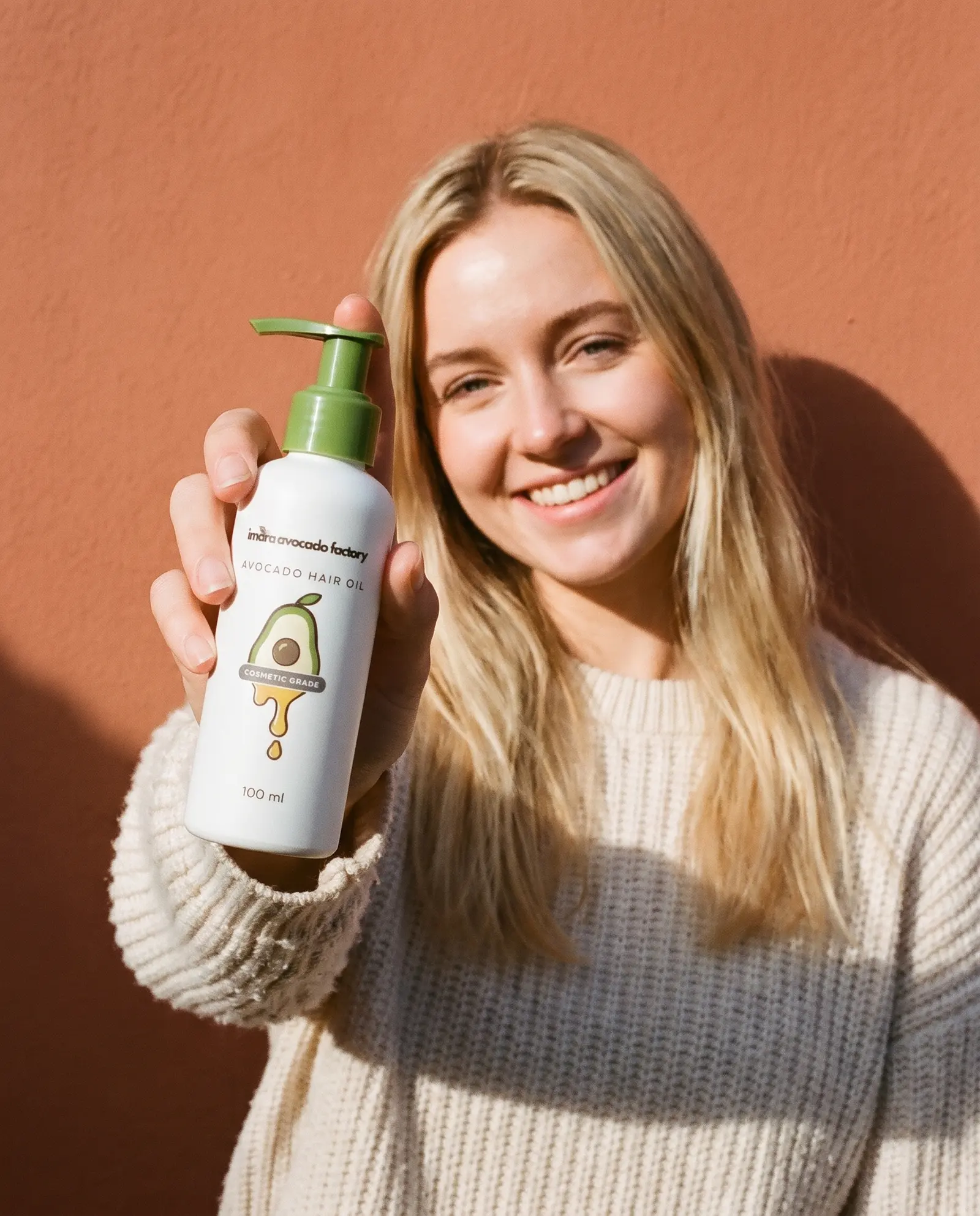 Private-label concept: 100 ml hair oil bottle with avocado oil, shown with a model